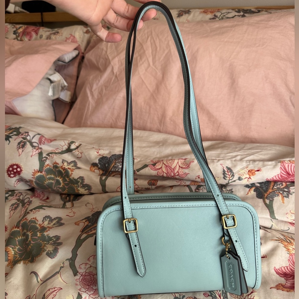 SOLD - Coach light blue swing zip 20 💙🦋